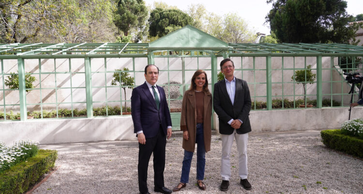 El delegado de Urbanismo, Medio Ambiente y Movilidad, Borja Carabante, acompañado por el concejal delegado de Limpieza y Zonas Verdes, José Antonio Martínez Páramo, y la concejala de San Blas-Canillejas, Almudena Maíllo, ha visitado esta mañana la Quinta de los Molinos