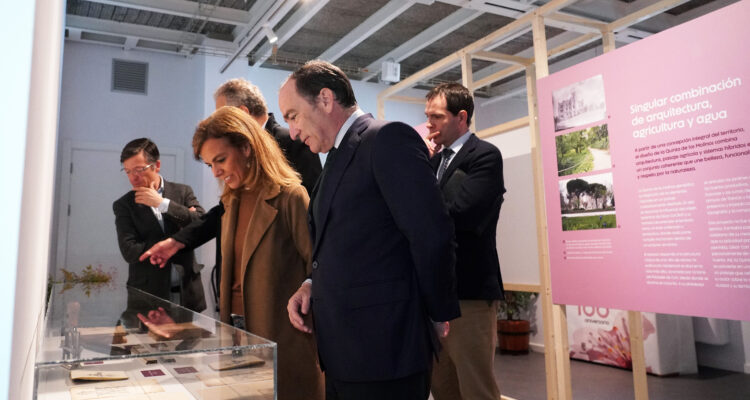 El delegado de Urbanismo, Medio Ambiente y Movilidad, Borja Carabante, acompañado por el concejal delegado de Limpieza y Zonas Verdes, José Antonio Martínez Páramo, y la concejala de San Blas-Canillejas, Almudena Maíllo, ha visitado esta mañana la Quinta de los Molinos