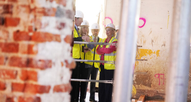La vicealcaldesa de Madrid, Inma Sanz, ha visitado las obras que está llevando a cabo el Ayuntamiento en el edificio de Prado 30