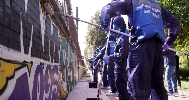 Con respecto a 2024, el año pasado se ha reducido en un 26 %, tanto la superficie total como la superficie media de las pintadas limpiadas por las patrullas antigrafitis