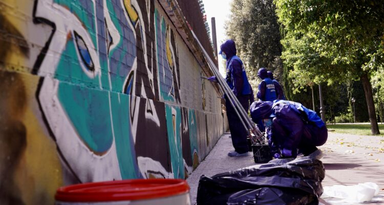 Con respecto a 2024, el año pasado se ha reducido en un 26 %, tanto la superficie total como la superficie media de las pintadas limpiadas por las patrullas antigrafitis