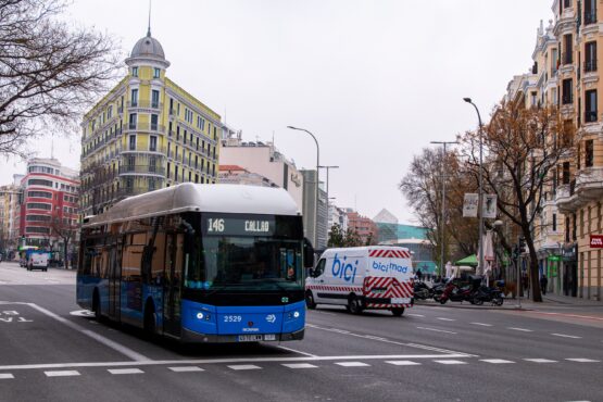 Autobús EMT Madrid en la calle de Alcalá