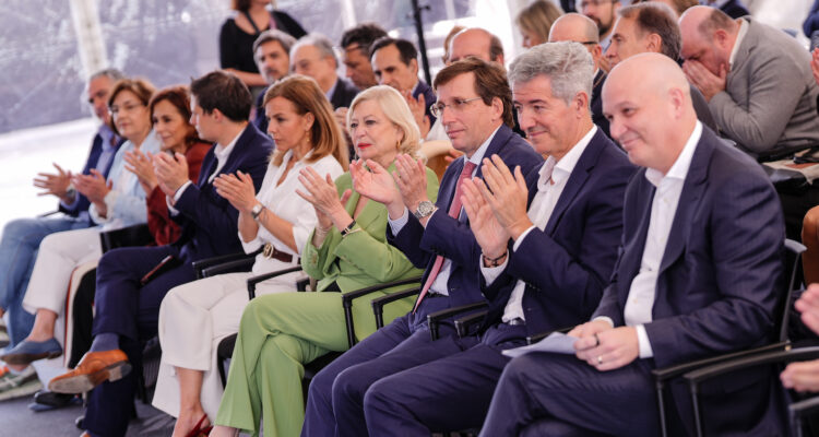 Autoridades y asistentes en momento de la presentación del complejo multiusos