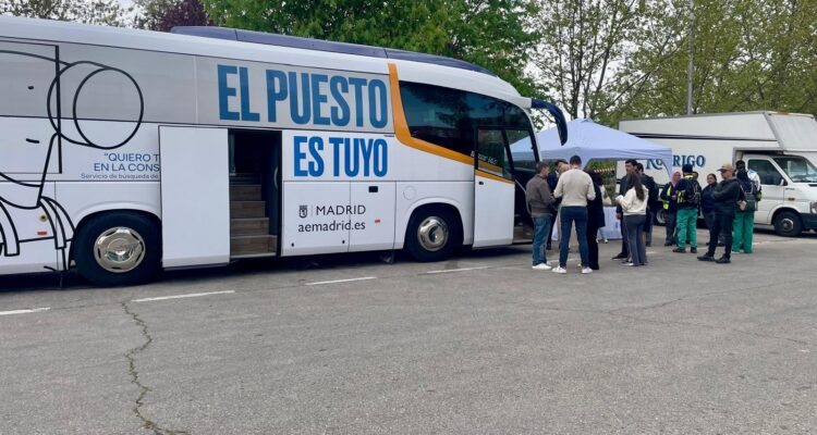 Bus del Empleo durante su estancia en el distrito de Hortaleza