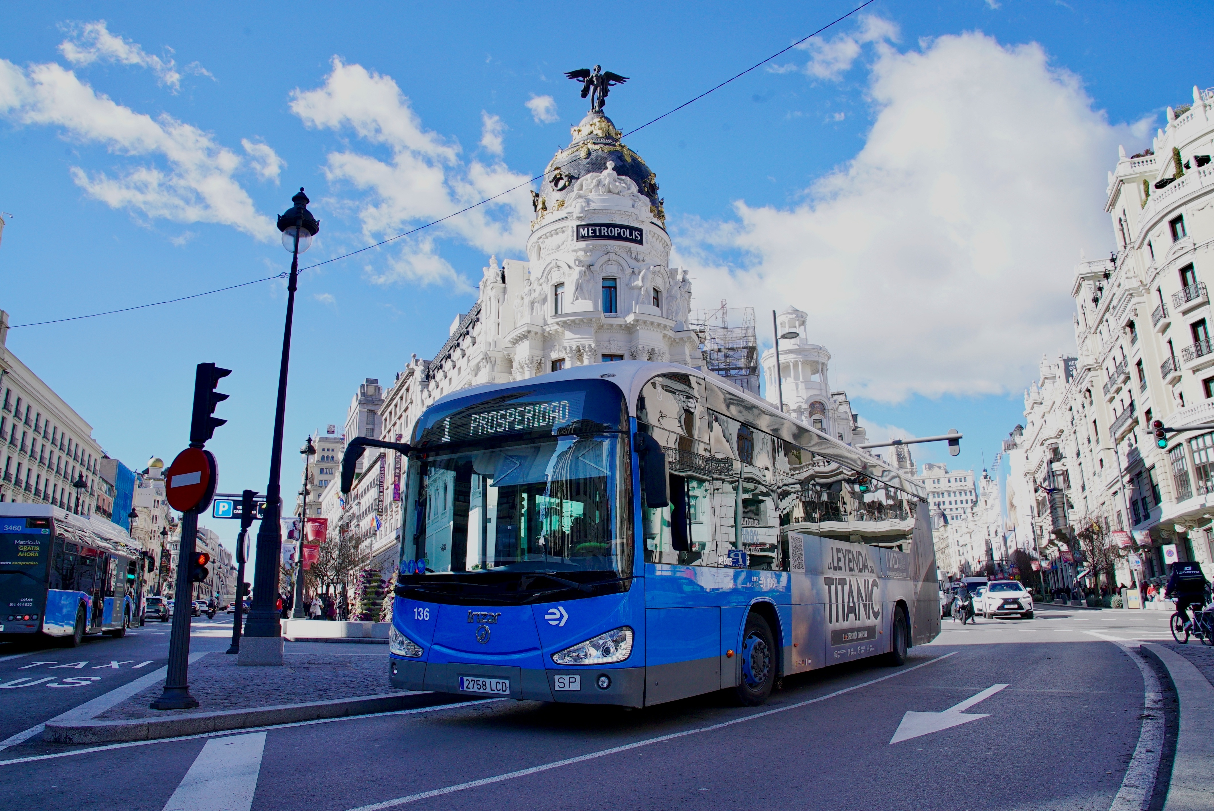 Bus de la EMT Madrid en la calle Alcalá de Madrid