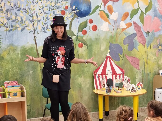 Narradora contando cuentos a niños en una actividad infantil en interior