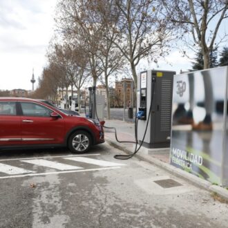 Coche eléctrico cargando en punto de recarga en Madrid ayudas Cambia 360 2026