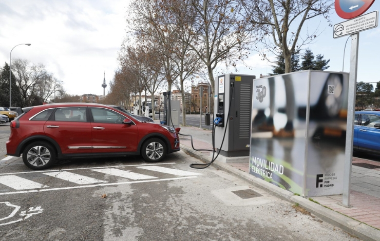 Coche eléctrico cargando en punto de recarga en Madrid ayudas Cambia 360 2026