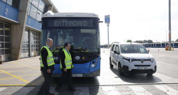 Carabante comprobando el funcionamiento del sistema piloto antiatropellos