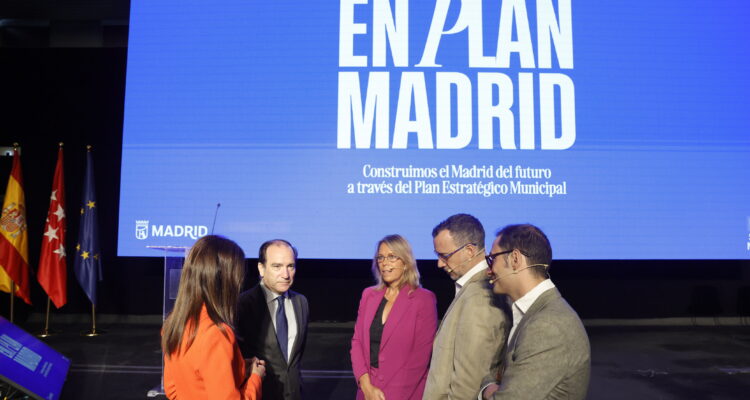 Carabante con diferentes participantes del Plan Estratégico Municipal