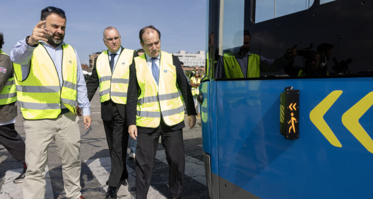 Carabante durante la presentación del sistema piloto antiatropellos en bus EMT Madrid