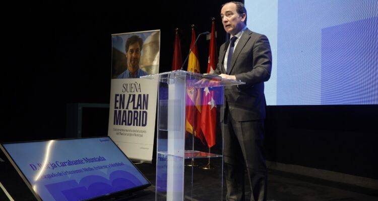 Carabante durante la inauguración de la sesión plenaria que reúne a las mesas técnicas que colaboran en la redacción del Plan Estratégico Municipal