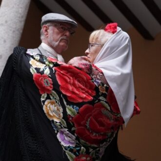 Pareja de chulapos bailando en Madrid en fiestas tradicionales qué hacer este fin de semana