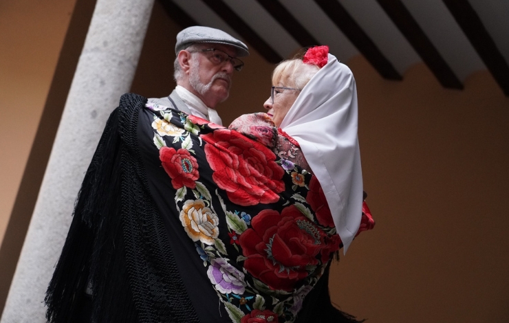Pareja de chulapos bailando en Madrid en fiestas tradicionales qué hacer este fin de semana