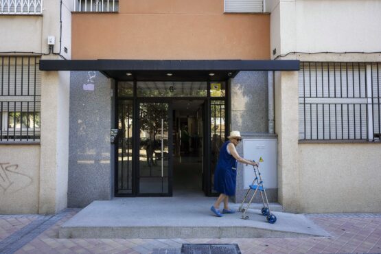 Ciudadana saliendo de portal accesible gracias al Plan Adapta (imagen archivo)