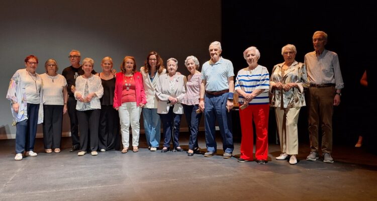 La concejala del distrito, Paula Gómez-Angulo, junto a las directivas de los tres centros de mayores