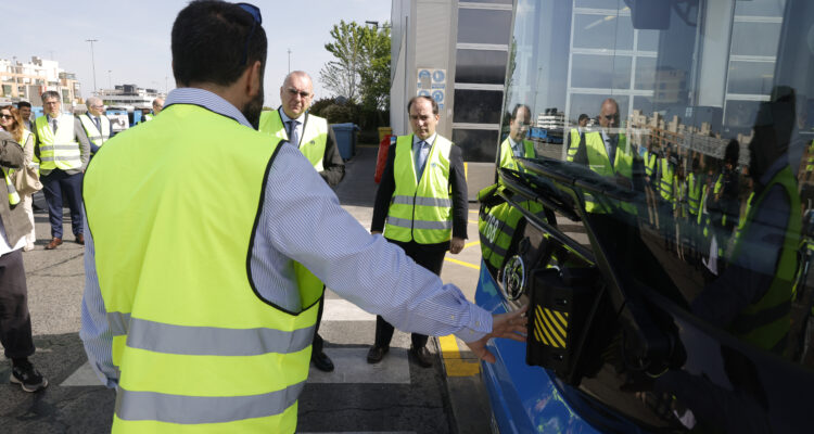 Conductor EMT Madrid mostrando el sistema antiatropellos del lateral bus