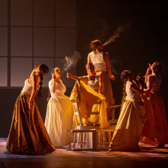 Escena del espectáculo ´Humo', de la coreógrafa y bailaora Rafaela Carrasco. Imagen de Gema Segura.