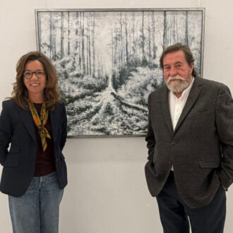 Gómez-Angulo junto a José Gabriel Astudillo, presidente de la Asociación Española de pintores y escultores, en la exposición 'Nieve'