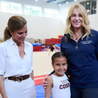 La concejala Almudena Maíllo, junto a Nadia Comăneci en el Centro Deportivo Municipal San Blas