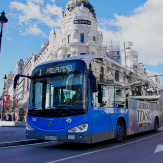 Bus de la EMT Madrid en la calle Alcalá de Madrid