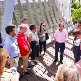 José Luis Martínez-Almeida durante su visita a Madrid Río junto a una delegación de alcaldes participantes en Bloomberg Citylab