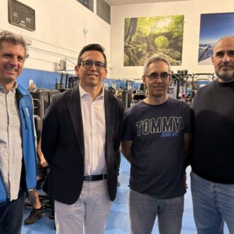 El concejal de Villaverde, Orlando Chacón, ha visitado el CDM San Cristóbal para agradecer el esfuerzo a los trabajadores del centro