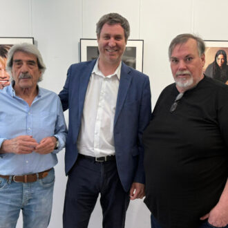 El concejal de Latina, Alberto González, junto a los fotógrafos Vicente López Tofiño y Domingo J. Casas