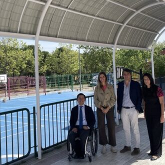 El concejal de Moncloa-Aravaca, Borja Fanjul, visita las obras del CEIP Rosa Luxemburgo acompañado de responsables de centro y técnicos municipales