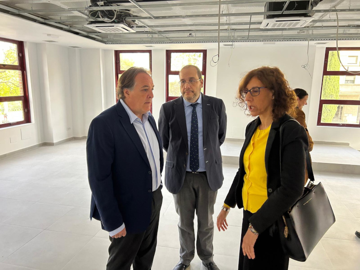 Gonzalez Taboada durante la visita de la 2ª fase de las obras del Centro de Mayores Santa Engracia
