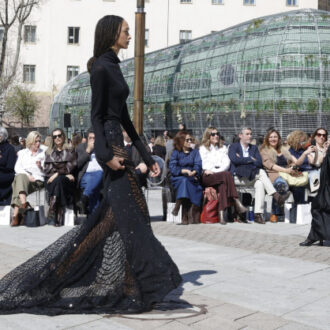 Modelos desfilando en la inauguración de la Semana de la Moda de marzo de 2026, en la plaza de España