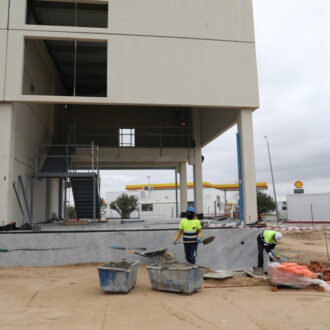 Imagen de archivo. Trabajadores de la construcción de Madrid durante su jornada laboral