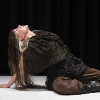 Imagen del espectáculo 'Oasis Of Serenety', de la coreógrafa e intérprete Laura Ramírez Ashbaugh. © Thomas Lenden