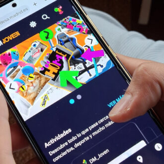 Imagen de un usuario accediendo con su teléfono móvil a la plataforma Decide Madrid JOVEN