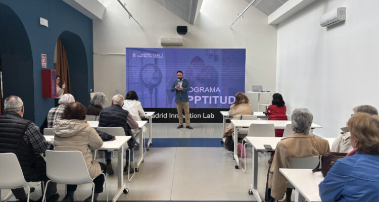 El concejal delegado de Innovación y Emprendimiento, Ángel Niño, asiste a una de las sesiones formativas sobre digitalización e inteligencia artificial para personas mayores