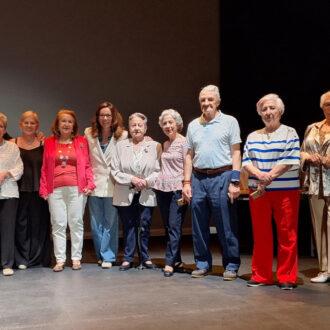 La concejala del distrito, Paula Gómez-Angulo, junto a las directivas de los tres centros de mayores