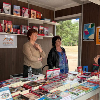 El concejal de Latina, Alberto González, en la Feria del Libro