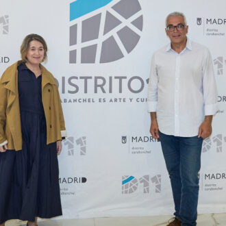 La delegada de Cultura, Turismo y Deporte, Marta Rivera de la Cruz, junto al concejal de Carabanchel, Carlos Izquierdo, en la gala celebración del segundo aniversario del programa cultural ‘Distrito 11’