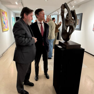 El concejal José Antonio Martínez Páramo durante la inauguración del XI Salón de Arte Abstracto