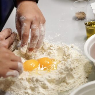 Alumnos cocinan en un taller de cocina neurodivergente realizado en la escuela de gastronomía de ACYRE