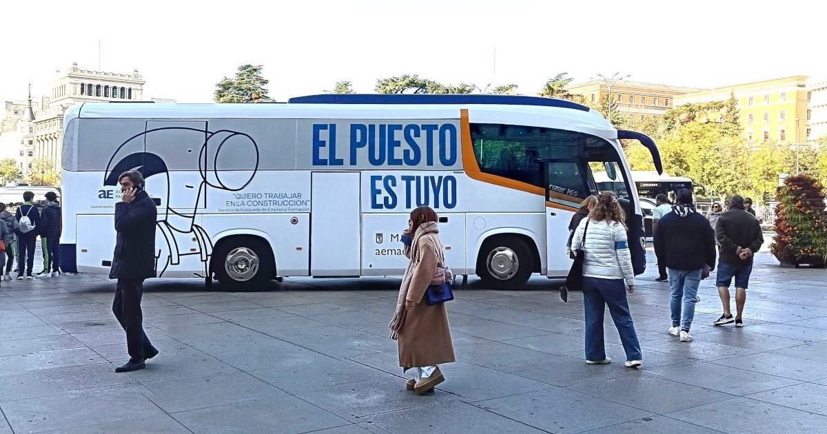 Ciudadanos a punto de subir al Bus del Empleo, durante una parada en la plaza de Cibeles