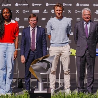Almeida posa en la presentación del torneo, delante del trofeo
