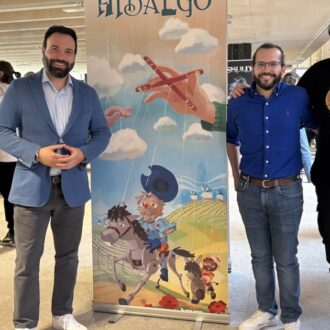 Niño posa con participantes en MadGameShow