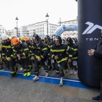 Sanz y Segura dan el pistoletazo de salida a la carrera a los bomberos ubicados en la línea de salida