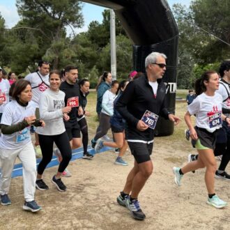 Corredores salen de la línea de salida de la Carrera por la Hemofilia en Fuencarral-El Pardo