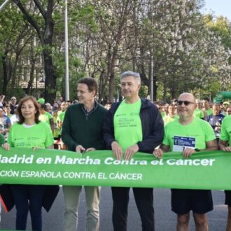 Fernández, Hernández de la Riva y otras personas, en la línea de salida de la carrera
