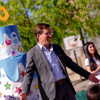 Almeida celebra el 50 aniversario del centro rodeado de niños