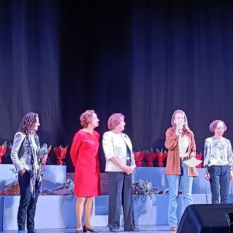 Hernández de la Riva en el escenario durante el acto con los mayores
