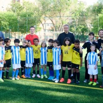 Un grupo de niños disfruta de un partido de fútbol, este sábado, dentro del programa ‘Ponte en mi lugar, hoy arbitras tú’