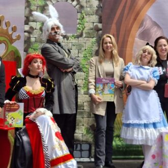 Álvarez, con los personajes de Alicia, en la celebración del Día del Libro en el parque Calero